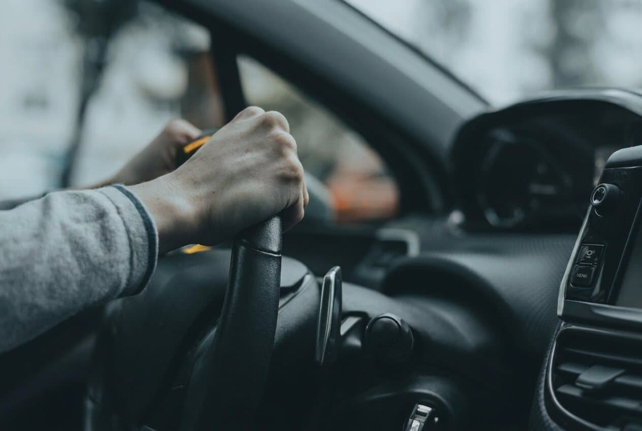 Hände am Lenkrad — respektvoller, sicherer Fahrunterricht bei der RS Fahrschule Germersheim